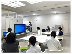 写真-栄養管理部門での打ち合わせの様子